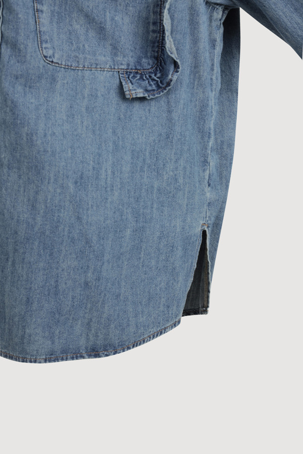 [Re-Order] 프릴 데님 셔츠 블라우스 (블루)는 캐주얼, 미니멀, 클래식 스타일을 모두 아우르는 여성 의류입니다. 봄, 가을에 착용하기 좋으며, 루즈핏의 크롭 기장 디자인으로 시원하고 편안한 착용감을 선사합니다. 차이나 칼라와 긴 소매, 프릴 디테일이 여성스러움을 더하고, 가슴 포켓과 레터링 자수, 앞 중심 단추가 포인트입니다. 데이트룩, 카페룩, 쇼핑룩 등 다양한 TPO에 활용하기 좋은 블루 컬러의 데님 블라우스입니다.
