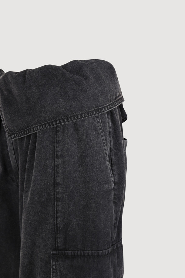 오르비 포인트 백 밴딩 데님 팬츠 (블랙)는 캐주얼, 스트리트, 미니멀 스타일을 즐기는 분들을 위한 데님 팬츠입니다. 사계절 내내 활용 가능한 이 팬츠는 넉넉한 루즈핏으로 편안한 착용감을 선사하며, 무지 디자인으로 어떤 상의와도 쉽게 매치할 수 있습니다. 뒷밴딩 처리와 원턱 디자인이 특징이며, 아웃포켓, 로고 캔톤, 리벳 디테일로 포인트를 더했습니다. 일상, 동네 마실룩, 여행룩 등 다양한 TPO에 활용하기 좋습니다.
