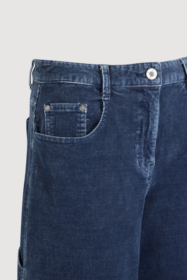 [Re-Order] 데님 포켓 코듀로이 워싱 팬츠 (블루)는 빈티지하고 캐주얼한 스타일의 코듀로이 팬츠입니다. 가을과 겨울에 어울리는 맥시 기장의 테이퍼드 핏으로, 데님 배색 뒷포켓과 자수 디테일이 돋보입니다. 워싱 가공된 블루 컬러의 무지 디자인이며, 지퍼 여밈과 로고 캔톤, 리벳 디테일로 포인트를 더했습니다. 데이트룩과 모임룩, 그리고 캐주얼, 클래식, 미니멀 스타일 모두 소화 가능한 활용도 높은 아이템입니다.
