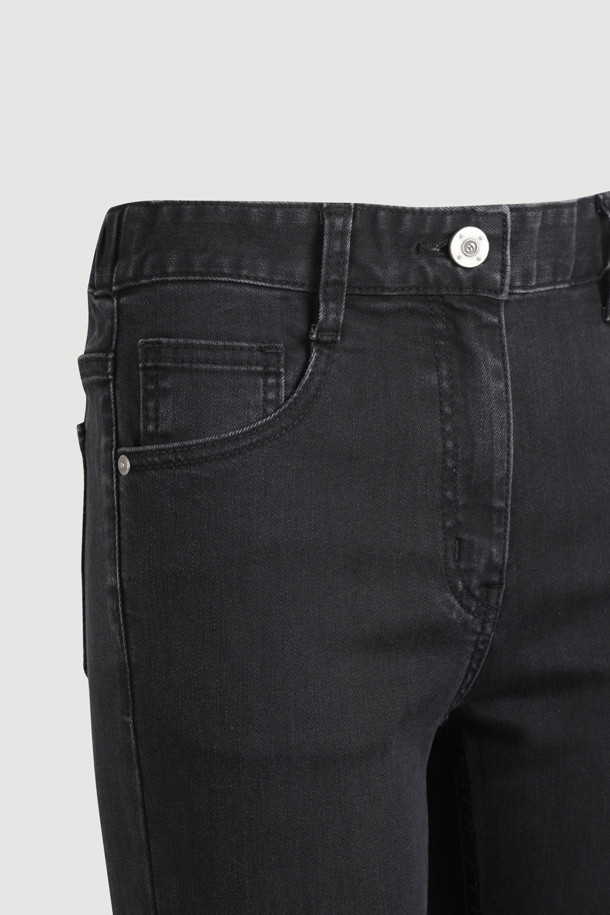 블랙 컬러의 Back Banding Denim 제깅스 팬츠입니다. 데님 소재의 슬림핏으로 제작되었으며, 사계절 내내 착용하기 좋습니다. 허리 뒷부분 밴딩 처리로 편안함을 더했으며, 앞 중심 지퍼와 로고 캔톤, 리벳 디테일, 뒷포켓 텍션지로 포인트를 주었습니다. 캐주얼, 미니멀 스타일을 즐겨 입는 여성분들께 데일리 팬츠로 추천합니다. 얇은 두께감과 신축성 있는 소재로 편안한 착용감을 선사합니다.
