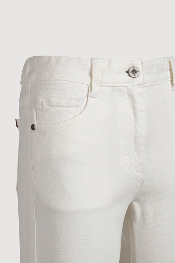 아이보리 컬러의 Back Banding 데님 제깅스 팬츠입니다. 슬림핏으로 떨어지는 긴 기장의 여성용 바지로, 캐주얼, 미니멀, 클래식한 스타일을 연출하기 좋습니다. 뒷밴딩 처리로 편안한 착용감을 선사하며, 앞 중심 지퍼, 로고 캔톤, 리벳 디테일, 뒷포켓 텍스처 등 섬세한 디자인 요소가 돋보입니다. 데님 소재 특유의 신축성 있는 촉감으로 사계절 내내 활용 가능하며, 출근룩으로도 잘 어울립니다. 무지 디자인으로 다양한 상의와 손쉽게 매치할 수 있습니다.
