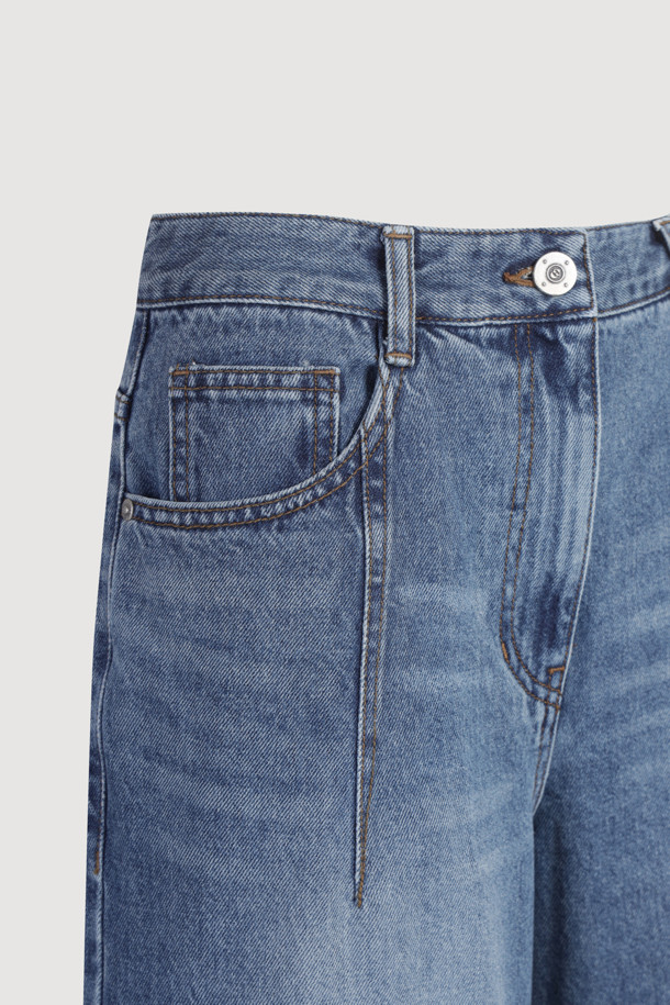 [Re-Order] 세미 와이드 데님 팬츠는 여성들을 위한 데님 팬츠입니다. 봄, 여름, 가을 계절에 활용하기 좋으며, 캐주얼하고 베이직한 스타일을 연출할 수 있습니다. 넉넉한 와이드 핏과 맥시 기장으로 편안하면서도 스타일리시한 실루엣을 선사합니다. 럭키슈에뜨 로고 캔톤과 리벳 디테일, 개발 스티치 자수 등 섬세한 디테일이 돋보이며, 데이트룩이나 봄 소풍룩에 매치하기 좋습니다. 미니멀, 클래식 스타일을 즐겨 입는 분들께 추천합니다.
