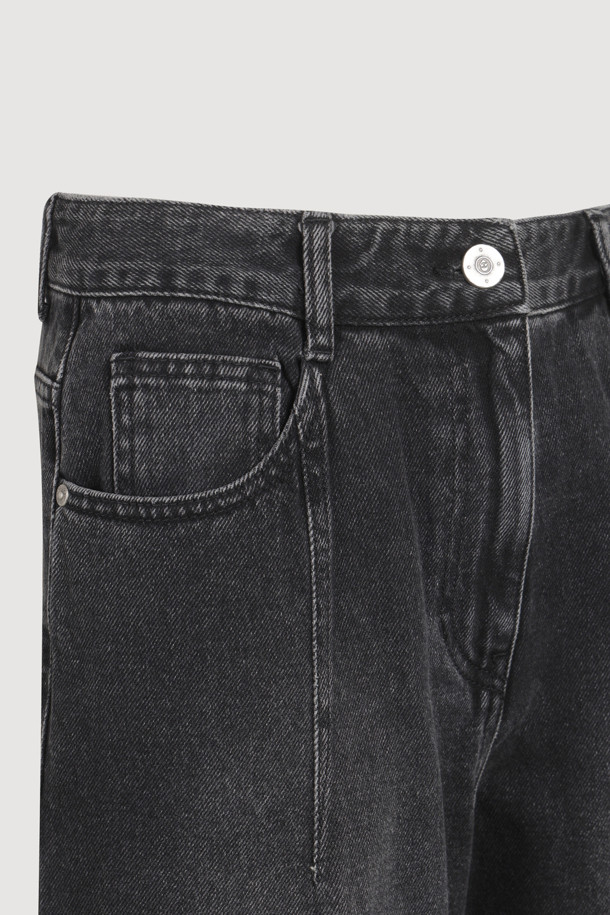 [Re-Order] 세미 와이드 데님 팬츠는 다크 그레이 컬러의 여성 데님 팬츠입니다. 봄, 가을에 어울리는 중간 두께감과 와이드핏으로 편안한 착용감을 선사합니다. 럭키슈에뜨 로고 캔톤과 리벳 디테일, 개발 스티치 자수가 돋보이며, 캐주얼, 미니멀, 클래식 스타일을 모두 아우르는 디자인입니다. 데이트룩, 출근룩 등 다양한 TPO에 활용 가능하며, 어떤 상의와도 쉽게 매치하여 멋스러운 스타일을 연출할 수 있습니다.
