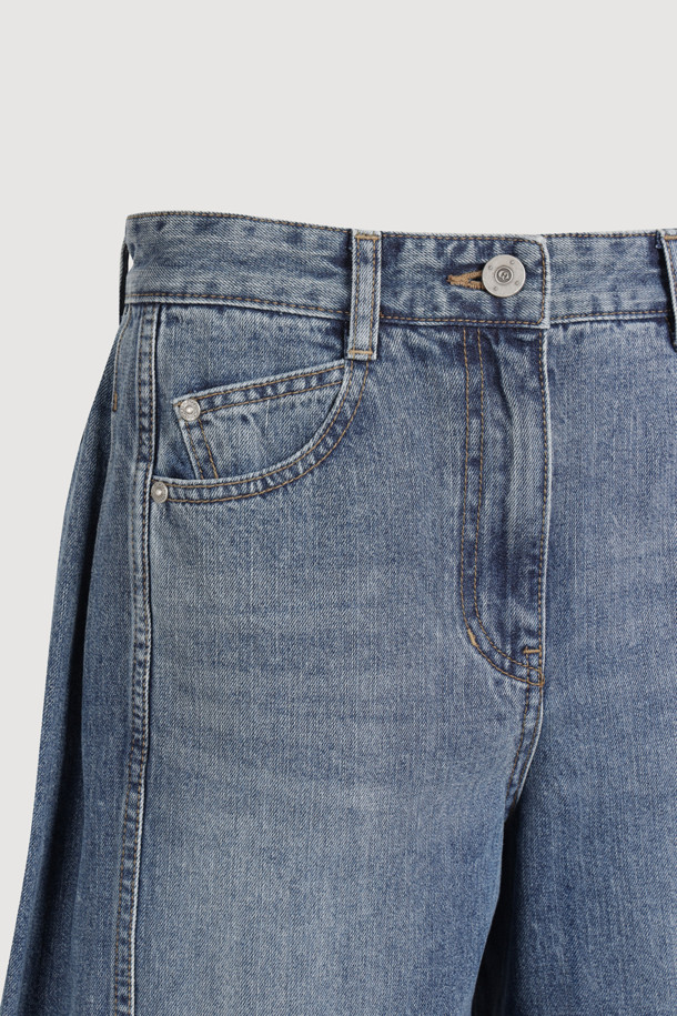 세련된 스타일을 연출하는 Back 리본 포켓 데님 팬츠(블루)입니다. 여성 의류로, 캐주얼, 미니멀, 클래식 스타일을 모두 아우르는 디자인입니다. 봄, 가을에 어울리는 긴 기장의 스트레이트 핏 데님 팬츠로, 옆라인 커브 실루엣과 뒷포켓 리본 디테일이 돋보입니다. 앞중심 지퍼 클로징과 로고 캔톤, 리벳 장식으로 포인트를 더했습니다. 레귤러핏으로 제작되어 편안한 착용감을 선사합니다.
