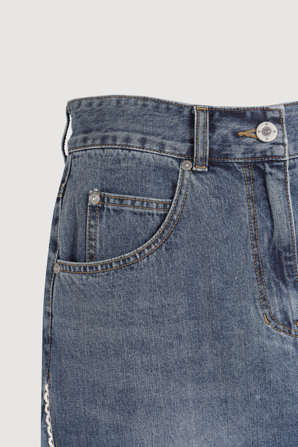 포켓 리본 포인트 데님 롱 스커트 (블루)는 캐주얼, 미니멀, 클래식 스타일을 즐겨 입는 여성분들을 위한 아이템입니다. 봄, 가을에 어울리는 두꺼운 데님 소재로 제작되어 뻣뻣한 촉감이 특징이며, 세미핏 A라인으로 편안하면서도 세련된 실루엣을 연출합니다. 허리 부분의 앞중심 지퍼 디테일, 로고 캔톤, 리벳, 레이스 테이프, 리본, 포켓, 자수 디테일이 돋보이며, 앞 절개 라인 워싱 포인트가 유니크함을 더합니다. 데이트룩, 봄 소풍룩에 매치하여 당신만의 개성을 표현해보세요.
