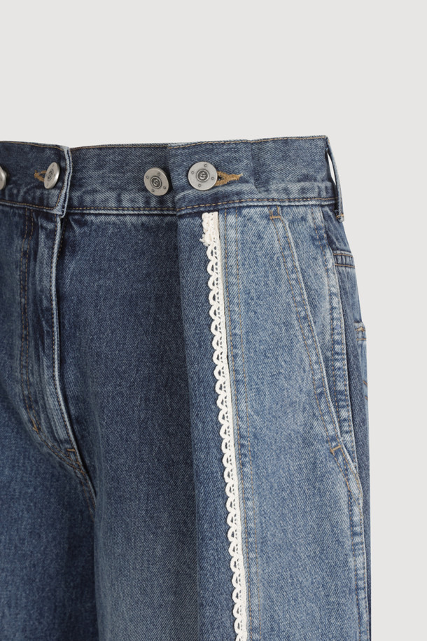 테이프 포인트 데님 팬츠(블루)는 캐주얼, 미니멀, 클래식 스타일을 아우르는 여성 데님 팬츠입니다. 봄, 가을에 어울리는 긴 기장의 스트레이트 핏 바지로, 옆라인 커브 실루엣과 앞 절개라인 워싱이 특징입니다. 앞 중심 지퍼와 로고 캔톤, 허리 캔톤 장식이 더해져 디테일을 살렸으며, 레이스 테이프 포인트가 돋보입니다. 뒤판 개발 텍션지와 뒤 포켓 자수 디자인으로 밋밋함을 덜어 데이트룩, 봄 소풍룩에 제격입니다.
