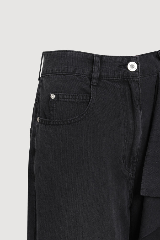 [Re-Order] [아뜰리에] 리본 포인트 데님 팬츠는 여성들을 위한 캐주얼 스타일의 블랙 데님 팬츠입니다. 사계절 내내 착용 가능하며, 맥시 기장의 와이드핏으로 편안함을 선사합니다. 허리 부분의 리본 포인트가 돋보이며, 앞중심 지퍼와 로고 캔톤, 리벳, 뒷포켓 자수 디테일이 더해져 디자인의 완성도를 높였습니다. 데이트룩, 모임룩 등 다양한 TPO에 활용 가능하며, 미니멀, 클래식 스타일을 즐겨 입는 분들께 추천합니다. 이염에 주의하여 관리해주세요.
