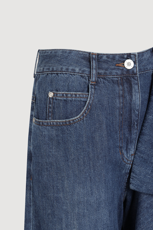 [Re-Order] [아뜰리에] 리본 포인트 데님 팬츠는 여성용 데님 팬츠로, 봄/가을 계절에 어울리는 캐주얼 스타일의 와이드핏 맥시 기장 바지입니다. 블루 컬러의 무지 데님 소재로 제작되었으며, 리본 디테일이 포인트로 더해져 여성스러운 느낌을 줍니다. 지퍼 클로징 방식이며, 로고 캔톤, 리벳 장식, 뒷면 개발 텍션지, 뒷 포켓 자수 등 섬세한 디테일이 돋보입니다. 데이트룩, 모임룩, 캐주얼, 미니멀, 클래식 스타일을 연출하기 좋습니다.
