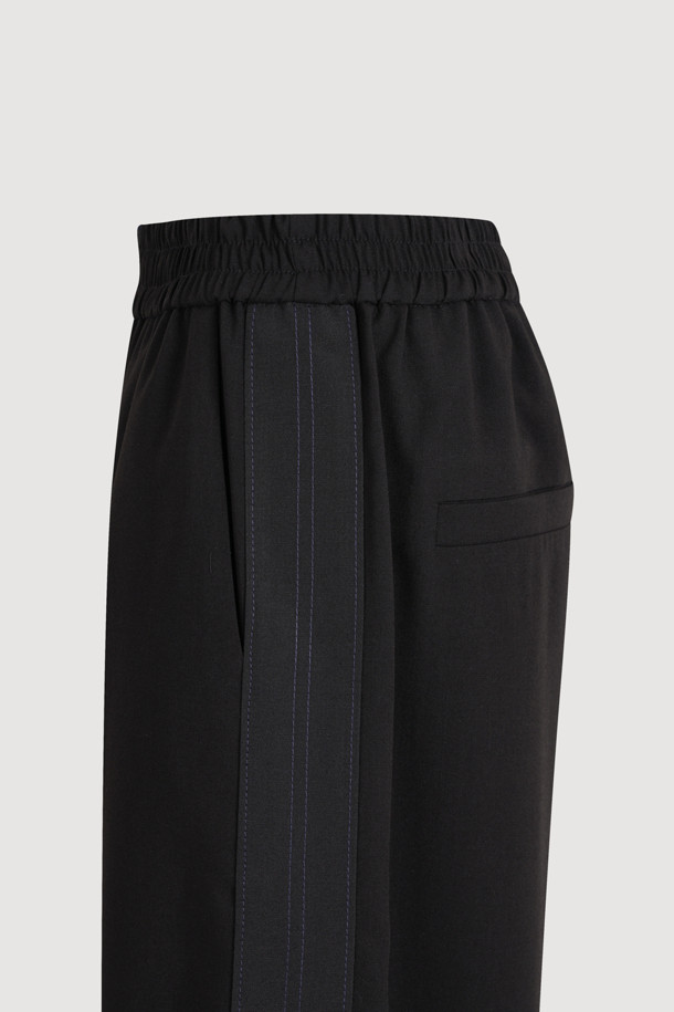 [Re-Order] Waist Point Side Colored Banding Pants (black)는 여성용으로, 캐주얼한 무드의 여름 긴 기장 와이드 밴딩 팬츠입니다. 얇고 루즈한 TR 소재로 제작되어 편안한 착용감을 선사하며, 블랙 컬러에 사이드 배색 디테일과 앞중심 라벨 디테일로 포인트를 더했습니다. 허리 밴딩으로 편안함을 더하고, 무지 디자인으로 어떤 상의와도 쉽게 매치하여 데일리룩을 완성할 수 있습니다.

