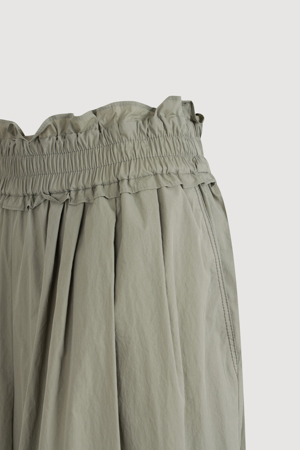 라이트 카키 컬러의 Tuck Point Wide Banding Pants는 여성용 와이드 팬츠입니다. 허리 턱과 셔링 디테일, 포켓 배색 스티치로 포인트를 더해 캐주얼하면서도 클래식한 무드를 선사하며, 봄, 여름 시즌 얇은 면 혼방 소재로 편안하게 착용 가능합니다. 루즈핏의 맥시 기장으로 웨어러블하게 연출할 수 있는 데일리 팬츠입니다.
