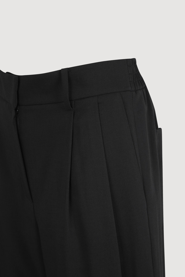 Tuck Point Back Banding Wide Pants (black)는 편안한 착용감을 선사하는 여성용 와이드 팬츠입니다. 앞 중심 지퍼와 턱 디테일로 세련된 포인트를 더했으며, 뒷 포켓 엠블럼 자수와 뒷밴딩 디자인으로 활동성을 높였습니다. 봄, 여름, 가을 3계절 활용 가능한 블랙 컬러의 맥시 기장, 베이직하고 캐주얼한 스타일의 웨어러블 아이템입니다.
