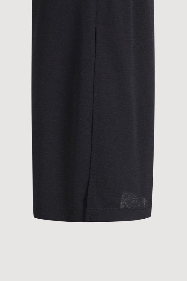 부드러운 저지 소재로 제작된 [Re-Order] Layered Skirt Jersey Banding Pants (black)는 캐주얼한 무드의 여성용 긴바지입니다. 맥시 기장의 부츠컷 디자인에 덧장 H라인 스커트가 레이어드 되어 세련된 스타일을 연출하며, 옆트임 디테일로 활동성을 더했습니다. 허리 밴딩 처리로 편안한 착용감을 제공하며, 사계절 내내 웨어러블하게 즐길 수 있는 아이템입니다.
