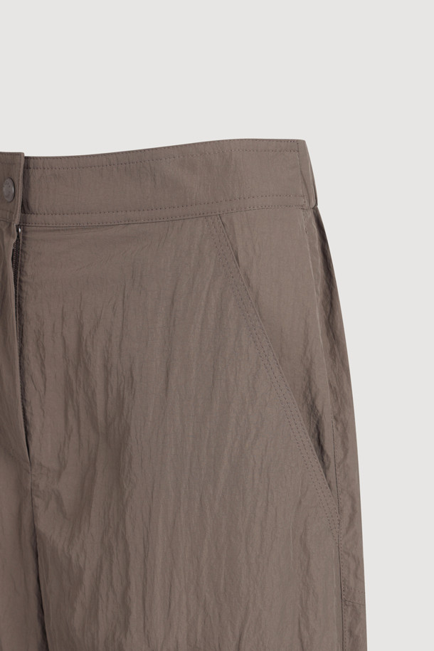 **Pocket Point Back Banding 조거 팬츠 (brown)**는 캐주얼한 스타일의 조거핏 바지로, 편안한 착용감을 선사합니다. 나일론 소재로 제작되어 바스락거리는 촉감이 특징이며, 뒤 허리 밴딩으로 활동성을 높였습니다. 밑단 스트링과 양옆 아웃포켓 디테일로 실용성을 더한 데일리 아이템입니다.
