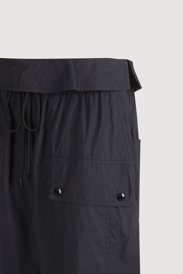 Obi Point Back Banding Pants (black)는 여성분들을 위한 캐주얼 와이드 팬츠입니다. 면 혼방 소재로 제작되어 봄, 여름 시즌에 시원하게 착용 가능하며, 허리 덧장 디테일과 뒷밴딩으로 편안한 착용감을 제공합니다. 루즈핏의 맥시 기장 블랙 컬러 무지 디자인으로, 다양한 상의와 매치하여 폭넓은 스타일을 연출할 수 있습니다.
