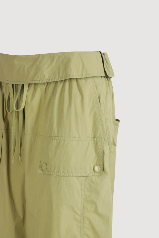 올리브 컬러의 Obi Point Back Banding Pants는 면 혼방 소재의 와이드 팬츠로, 봄, 여름에 시원하게 착용하기 좋습니다. 허리 덧장 디테일과 뒷밴딩으로 편안함을 더했으며, 루즈 핏과 맥시 기장으로 캐주얼한 스타일을 연출합니다. 데일리룩에 활용하기 좋은 무지 디자인의 와이드 팬츠입니다.
