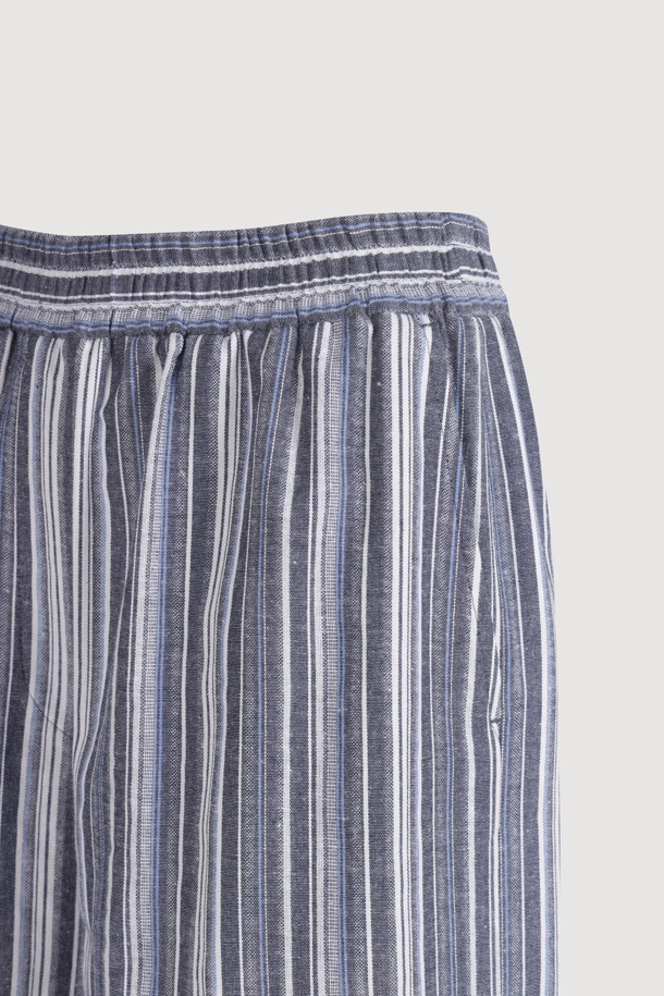 Stripe Mix Banding Pants (blue)는 시원한 여름을 위한 여성 와이드 팬츠입니다. 부드러운 면 소재에 서로 다른 스트라이프 패턴을 믹스하여 캐주얼한 스타일을 연출하며, 밴딩 허리 디자인으로 편안한 착용감을 선사합니다. 블루 컬러에 컬러 배색 스티치와 포켓 디테일이 더해져 디자인의 완성도를 높인 루즈핏 긴바지입니다.
