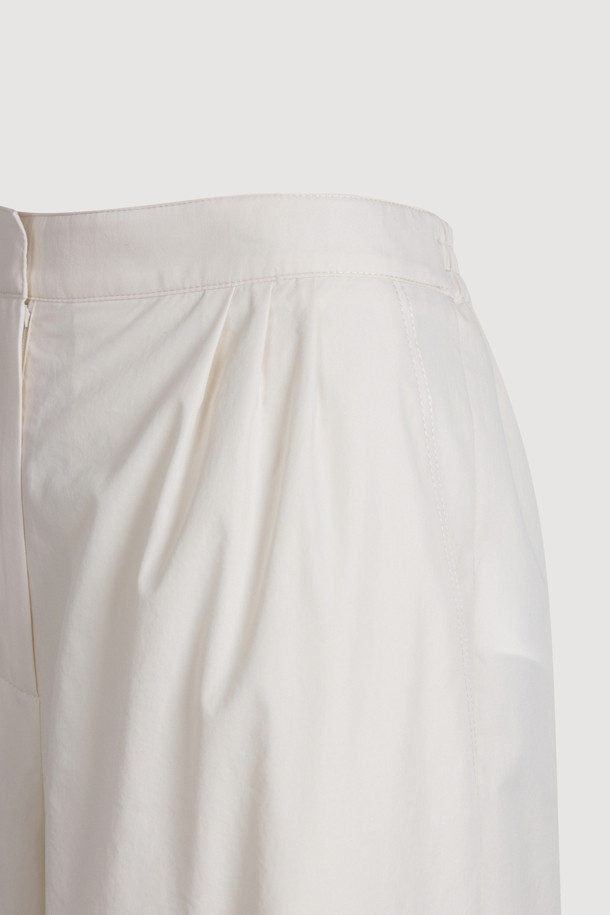 부드러운 면 소재의 Hem Frill Point Back Banding Pants (아이보리)는 편안한 착용감을 선사하는 여성 와이드 팬츠입니다. 밑단 프릴과 핀턱 디테일이 여성스러운 무드를 더하며, 바이오 워싱 가공으로 자연스러운 핏을 연출합니다. 뒷밴딩과 루즈핏으로 활동성을 높였으며, 봄, 여름 시즌 캐주얼룩에 활용하기 좋습니다.

