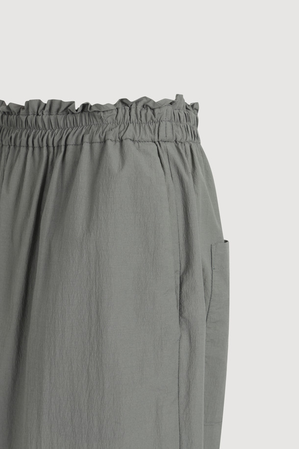 Frill Point Banding Pants (khaki)는 캐주얼한 스타일의 와이드 핏 팬츠입니다. 나일론 소재로 제작되었으며, 양옆 언밸런스 셔링 디테일과 워싱 가공으로 독특한 디자인을 더했습니다. 맥시 기장의 와이드 팬츠로, 허리 밴딩 처리되어 편안하게 착용할 수 있습니다.
