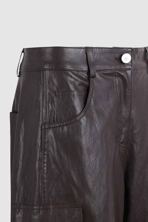 LUCKY CHOUETTE - 롱/미디팬츠 - Pocket Point Fake Leather Pants (brown)