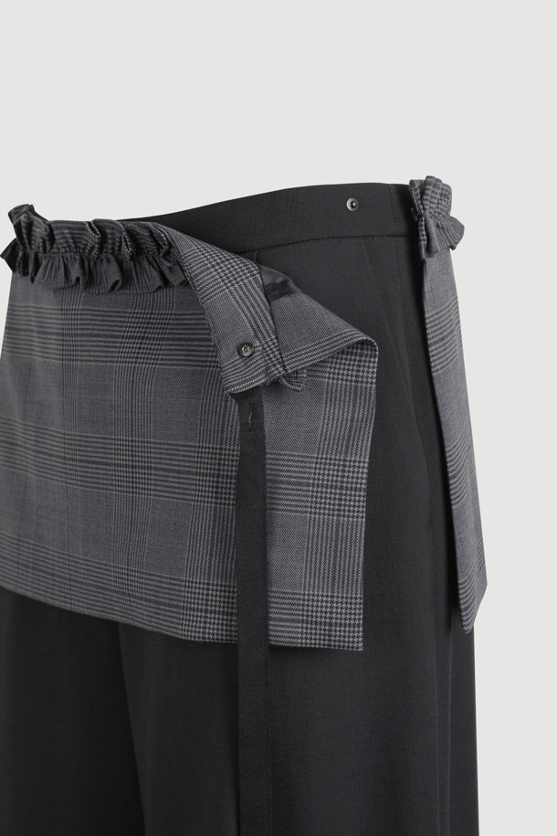 체크 레이어드 탈부착 팬츠 (다크 그레이)는 유니크하고 스마트 캐주얼 스타일을 선호하는 분들을 위한 바지입니다. 일자핏 맥시 기장으로, 탈부착 가능한 덧장 미니스커트와 러플 디테일이 특징입니다. 앞 중심 지퍼와 스냅 여밈으로 편안한 착용감을 제공하며, 폴리 및 울 혼방 소재로 제작되었습니다. 다크 그레이 컬러의 체크 패턴이 돋보이며, 동일 소재 자켓과 함께 코디하여 클래식, 미니멀, 시크한 스타일을 연출할 수 있습니다. 데이트룩, 모임룩, 카페룩 등 다양한 TPO에 활용하기 좋습니다.
