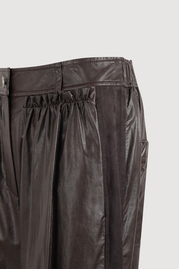 셔링 포인트 백 밴딩 페이크 레더 팬츠 (브라운)는 가을, 겨울 시즌 여성의 캐주얼, 시크, 미니멀 스타일을 완성하는 와이드 핏 가죽 팬츠입니다. 부드러운 촉감의 인조가죽 소재에 셔링 디테일과 뒷밴딩, 앞 중심 지퍼 디자인이 더해져 유니크하면서도 편안한 착용감을 제공합니다. 맥시 기장으로 다리 라인을 자연스럽게 커버하며, 브라운 컬러가 세련된 분위기를 연출합니다. 일상, 모임, 데이트 등 다양한 TPO에 활용하여 멋스러운 겨울 데일리룩을 연출해보세요. 루즈핏으로 편안함과 스타일을 동시에 잡았습니다.
