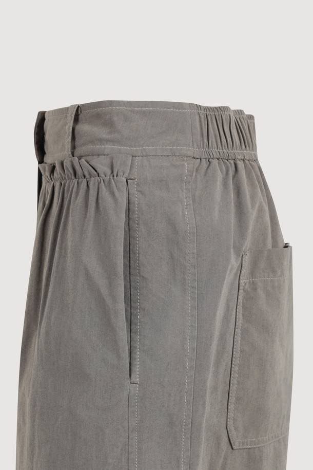 셔링 포인트 백 밴딩 코튼 팬츠 (카키)는 부드러운 면 소재로 제작되어 편안한 착용감을 선사합니다. 뒷밴딩 처리로 허리 부분의 편안함을 더했으며, 셔링 디테일로 포인트를 주어 캐주얼한 무드를 연출합니다. 와이드핏과 맥시 기장으로 다리가 길어 보이는 효과를 주며, 앞 중심 지퍼로 깔끔한 마무리를 더했습니다. 봄, 여름, 가을 계절에 동네 마실룩이나 산책룩 등 편안한 일상 스타일을 완성하기 좋습니다.
