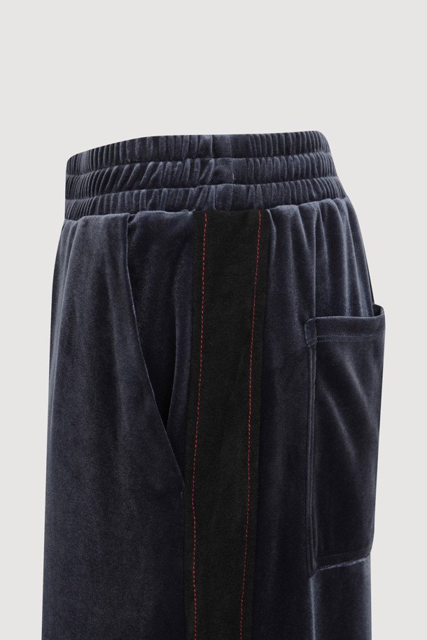 [Re-Order] 사이드 컬러웨이 벨벳 밴딩 팬츠 (블루)는 부드러운 벨벳 소재로 제작되어 포근한 착용감을 선사하는 유니섹스 와이드 핏 팬츠입니다. 가을, 겨울 시즌에 어울리는 두꺼운 두께감과 맥시 기장으로, 캐주얼 및 스트릿 스타일을 연출하기 좋습니다. 허리 밴딩으로 편안함을 더했으며, 사이드 배색 디테일과 컬러 스티치, 뒷 포켓으로 포인트를 더했습니다. 데일리룩, 집콕룩, 동네 마실룩 등 다양한 TPO에 활용할 수 있는 웨어러블한 디자인이 특징입니다. 루즈핏으로 편안하게 즐길 수 있는 아이템입니다.
