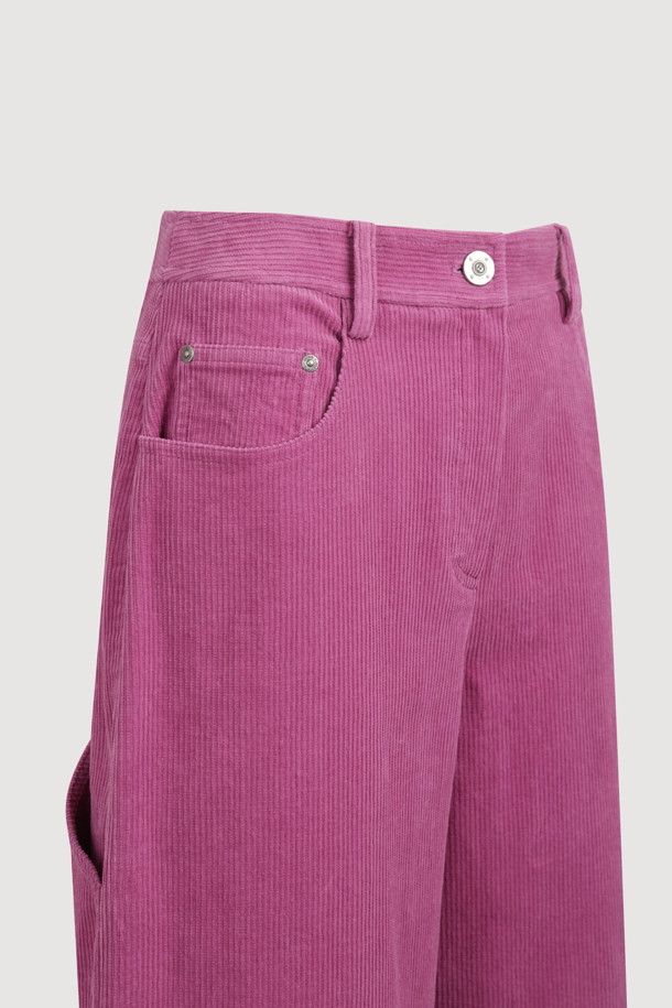 [Re-Order] 컬러 포인트 코듀로이 팬츠 (핑크)는 여성용 코듀로이 팬츠로, 가을과 겨울에 따뜻하게 입을 수 있습니다. 핑크 컬러의 무지 디자인에 테이퍼드 핏으로, 빈티지하면서도 캐주얼한 스타일을 연출합니다. 맥시 기장의 두꺼운 코듀로이 소재로 제작되었으며, 앞 중심 지퍼, 로고 캔톤, 리벳 장식, 뒤 포켓 자수 디테일이 특징입니다. 데이트룩, 모임룩 등 다양한 TPO에 활용 가능하며, 캐주얼, 클래식, 레트로 스타일을 즐기는 분들께 추천합니다.
