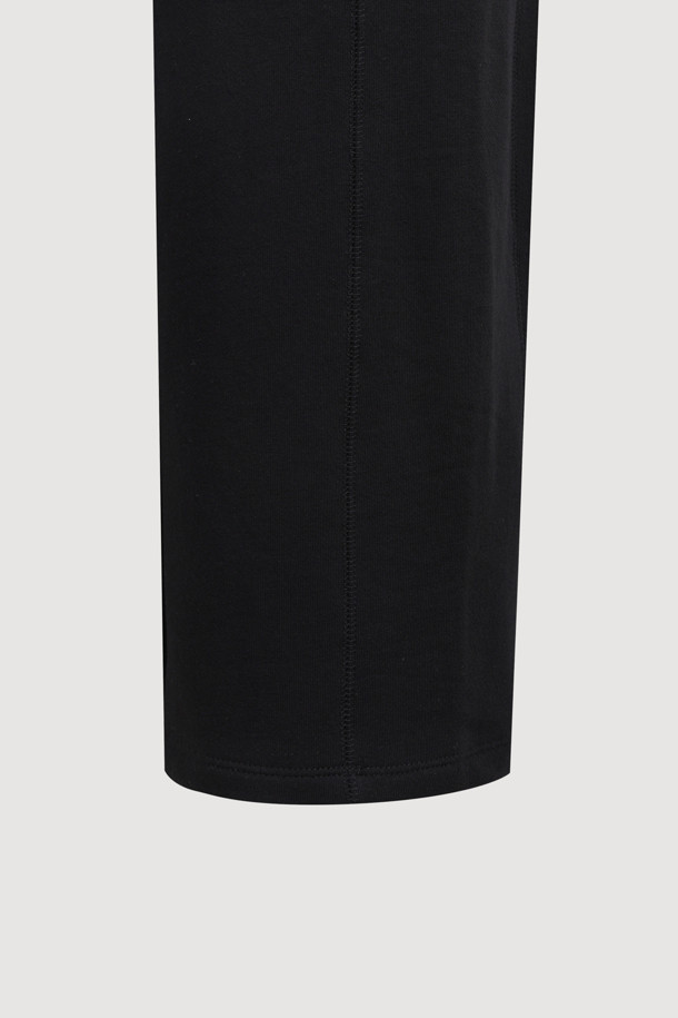 레이어드 스커트 져지 밴딩 팬츠 (블랙)는 편안함과 스타일을 동시에 잡은 여성용 바지입니다. 부드러운 져지 소재로 제작되어 사계절 내내 활용 가능하며, 루즈핏으로 편안한 착용감을 선사합니다. 허리 부분의 밴딩 처리와 레터링 자수 디테일, 프릴 디테일이 더해져 캐주얼하면서도 여성스러운 분위기를 연출합니다. 집콕룩, 산책룩, 여행룩 등 다양한 TPO에 활용 가능하며, 미니멀하고 캐주얼한 스타일을 선호하는 분들께 추천합니다. 무지 디자인의 블랙 컬러로 어떤 상의와도 쉽게 매치할 수 있어 활용도가 높습니다.
