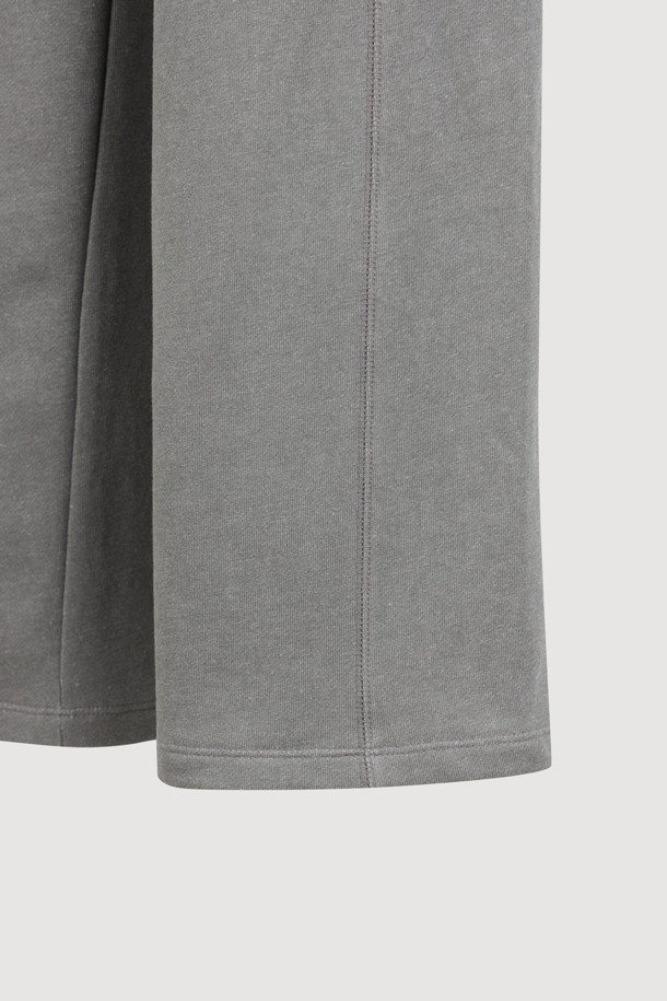 레이어드 스커트 져지 밴딩 팬츠 (그레이)는 캐주얼하고 미니멀한 스타일을 연출하는 여성 의류입니다. 부드러운 쮸리 소재로 제작되어 편안한 착용감을 선사하며, 봄, 가을에 적합합니다. 루즈핏의 긴 기장 바지로, 일상복뿐만 아니라 여행룩, 산책룩으로도 활용하기 좋습니다. 미니 스커트가 레이어드된 디자인과 허리 레터링 자수, 프릴 디테일이 포인트이며, 밴딩 처리로 편안함을 더했습니다. 여유 있는 핏으로 활동성을 높인 실용적인 아이템입니다.
