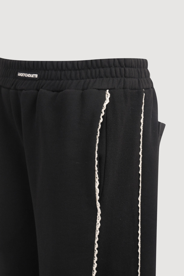 허리 테이프 져지 밴딩 팬츠 (블랙)는 캐주얼, 스트릿 스타일을 연출하기 좋은 밴딩 바지입니다. 일상, 집콕, 산책, 여행 등 다양한 상황에서 편안하게 착용할 수 있습니다. 양 사이드 절개 배색과 허리 레터링 자수, 장식 테이프 디테일이 돋보이며, 루즈핏으로 활동성을 높였습니다. 져지 소재로 제작되어 편안한 착용감을 제공하며, 웨어러블 아이템으로 활용도가 높습니다.
