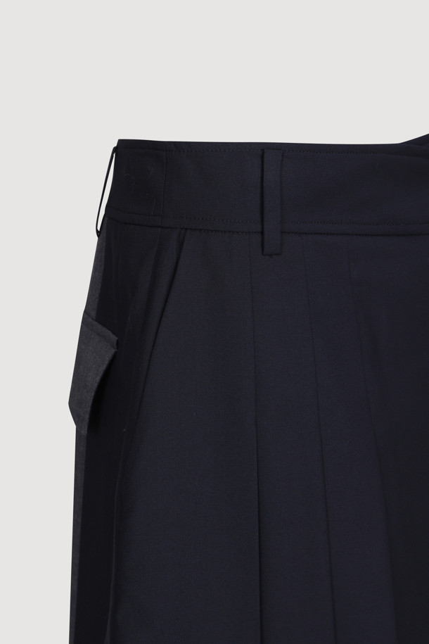 마테리얼 믹스 플리츠 쇼츠 (다크 네이비)는 유니크하면서도 클래식한 무드를 자아내는 여성 숏팬츠입니다. 부드러운 폴리에스터와 레이온 소재를 믹스하여 편안한 착용감을 선사하며, 무릎 위 기장의 A라인 핏으로 다리가 길어 보이는 효과를 줍니다. 스커트처럼 보이는 플리츠 디테일과 입체 포켓 디자인이 특징이며, 데이트룩, 카페룩, 모임룩 등 다양한 TPO에 맞춰 클래식, 미니멀, 걸리시 스타일을 연출할 수 있습니다. 간절기에 활용하기 좋은 아이템입니다.
