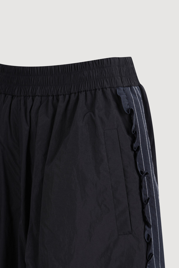 **[Re-Order] Side Frill Banding Midi Pants (black)는 캐주얼과 페미닌 무드를 동시에 연출하는 여성용 미디 기장의 바지입니다.** 다크 블랙 컬러에 루즈핏으로 여유로운 착용감을 선사하며, 사이드 프릴 디테일과 배색으로 포인트를 더했습니다. 밴딩 처리되어 편안하게 착용할 수 있으며, 사계절 내내 활용 가능한 웨어러블한 디자인이 특징입니다.
