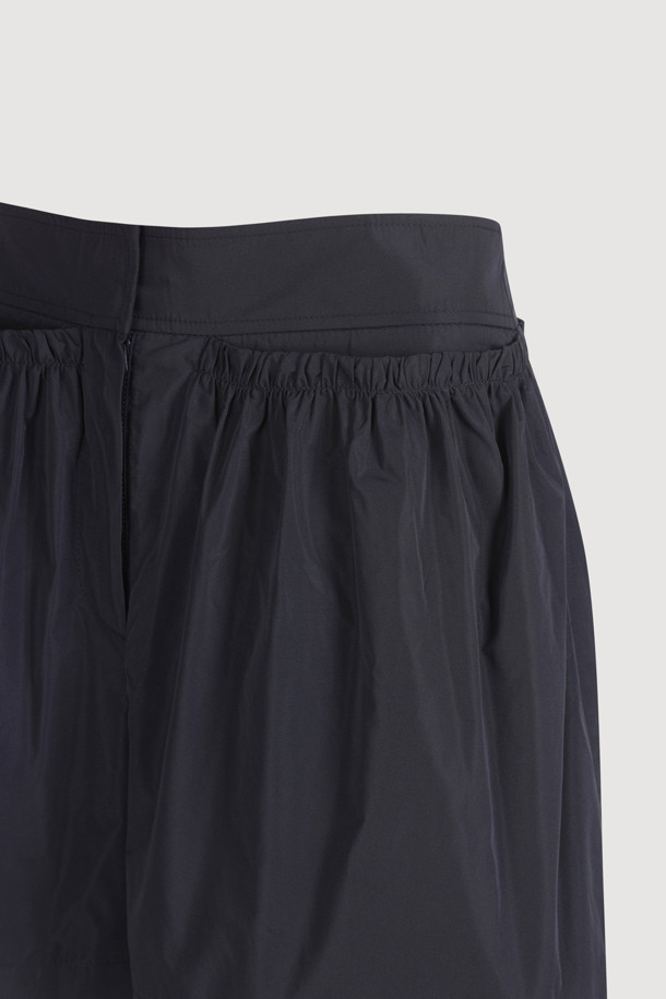 Pocket Point Shorts (dark navy)는 가볍고 시원한 착용감을 선사하는 여성용 숏팬츠입니다. 구김에 강한 폴리에스터 소재로 제작되었으며, 캐주얼한 스타일 연출에 용이합니다. 셔링 포켓 디테일과 앞중심 지퍼 디테일이 특징이며, 레귤러핏으로 편안하게 착용 가능합니다.
