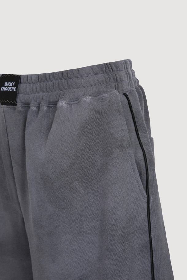Obi Point 져지 밴딩 쇼츠 (grey)는 부드러운 져지 소재로 제작된 여성용 숏팬츠입니다. 루즈핏에 얇은 두께감으로 편안한 착용감을 선사하며, 양옆 배색 라인과 앞 중심 개발 라벨 포인트로 캐주얼하면서도 스포티한 스타일을 연출합니다. 허리 밴딩 처리로 활동성을 높였으며, 여름철 일상복으로 활용하기 좋습니다.
