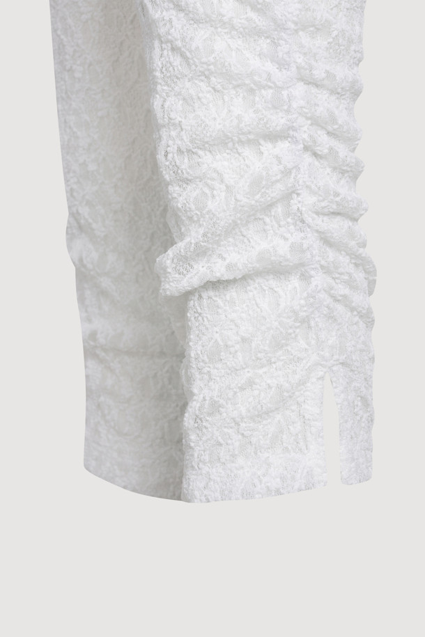 아이보리 컬러의 레이스 밴딩 레깅스는 봄, 여름 시즌 여성스러운 스타일을 연출하기에 완벽합니다. 7부 기장의 슬림핏 디자인으로, 허리 밴딩과 밑단 셔링, 앞 중심 라벨 디테일이 특징이며 레이스 소재 특유의 페미닌한 무드를 선사합니다. 다양한 상의와 레이어드하여 개성 있는 스타일을 완성할 수 있습니다.
