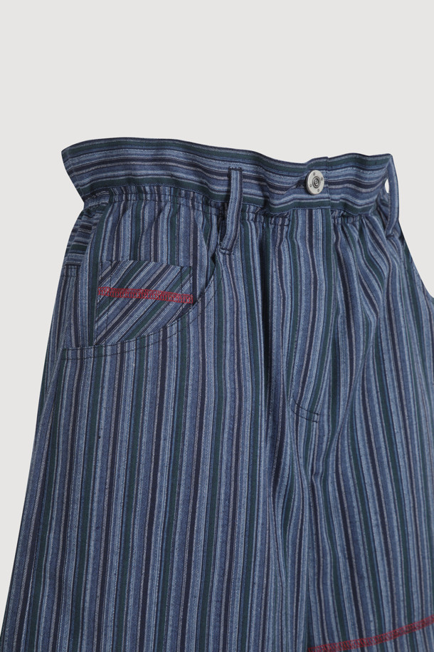 다크 네이비 컬러의 Stripe Inside Banding Shorts는 여름철 시원하게 입기 좋은 여성 숏팬츠입니다. 부드러운 면 소재에 허리 속 밴딩 처리로 편안한 착용감을 제공하며, 컬러 배색 스티치와 스트라이프 패턴이 캐주얼한 스타일을 연출합니다. 레귤러핏으로 제작되어 어떤 상의에도 잘 어울리는 데일리 아이템입니다.
