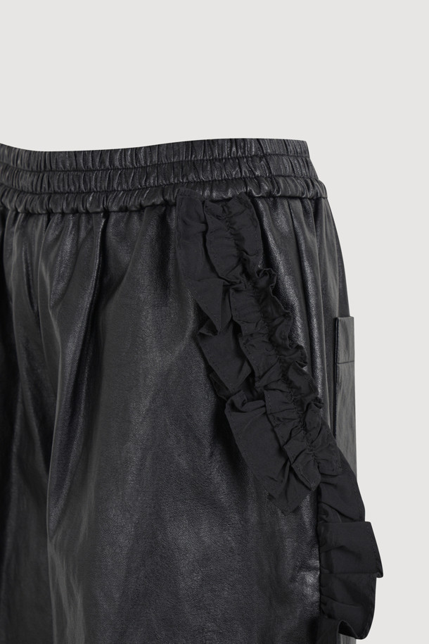 [Re-Order] 페이크 레더 밴딩 미디 팬츠 (블랙)는 부드러운 촉감의 인조 가죽 소재로 제작되어 사계절 내내 활용 가능한 미디 기장의 여성 바지입니다. 루즈핏 실루엣과 밴딩 허리로 편안한 착용감을 선사하며, 캐주얼 및 우아한 스타일을 모두 연출할 수 있습니다. 사이드 프릴 디테일과 뒷 포켓 레터링 자수가 디자인의 포인트를 더해줍니다. 데이트룩, 미니멀, 클래식 스타일을 즐겨 입는 분들께 추천하는 아이템입니다.
