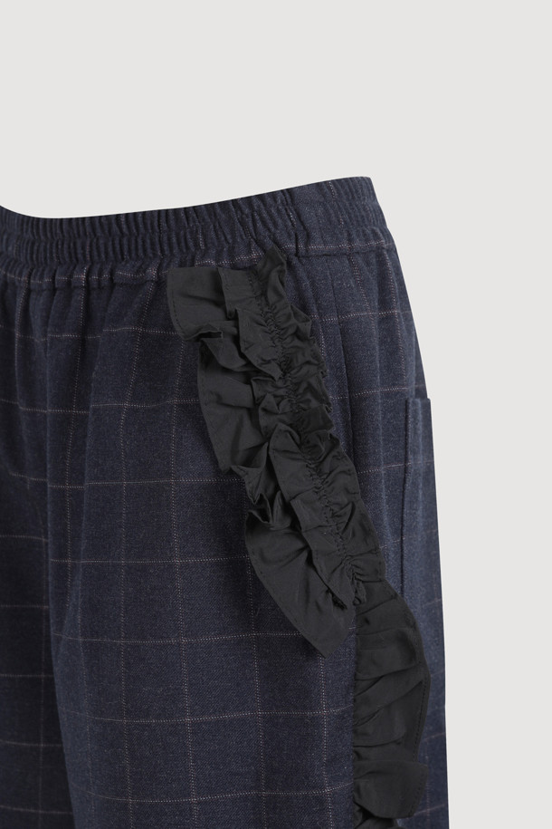 프릴 포인트 체크 미디 쇼츠 (네이비)는 여성스러운 무드를 연출하는 미디 기장의 숏팬츠입니다. 데님 소재에 체크 패턴이 더해져 캐주얼하면서도 여성스러운 스타일을 완성합니다. 허리 밴딩으로 편안한 착용감을 제공하며, 여유 있는 루즈핏으로 활동성을 높였습니다. 사이드 프릴 디테일과 뒷 포켓 레터링 자수가 포인트이며, "동네 마실룩", "데이트룩", "쇼핑룩"에 잘 어울립니다. 네이비 컬러로 다양한 상의와 매치하기 용이하며, 이염에 주의하여 착용하십시오.
