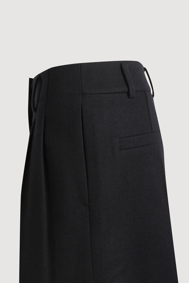 Tuck Point 솔리드 쇼츠 (블랙)는 여성들을 위한 숏팬츠입니다. 울 혼방 소재로 제작되어 봄, 여름에 시원하게 착용할 수 있으며, 루즈핏으로 편안한 착용감을 선사합니다. 미니멀, 클래식, 시크 스타일을 연출하기 좋으며 데이트룩, 모임룩에 적합합니다. 앞 중심 지퍼, 턱 디테일, 뒤 포켓 레터링 자수, 허리 안쪽 배색 디테일로 포인트를 더했습니다. 여유있는 핏으로 트렌디한 스타일을 완성해보세요.
