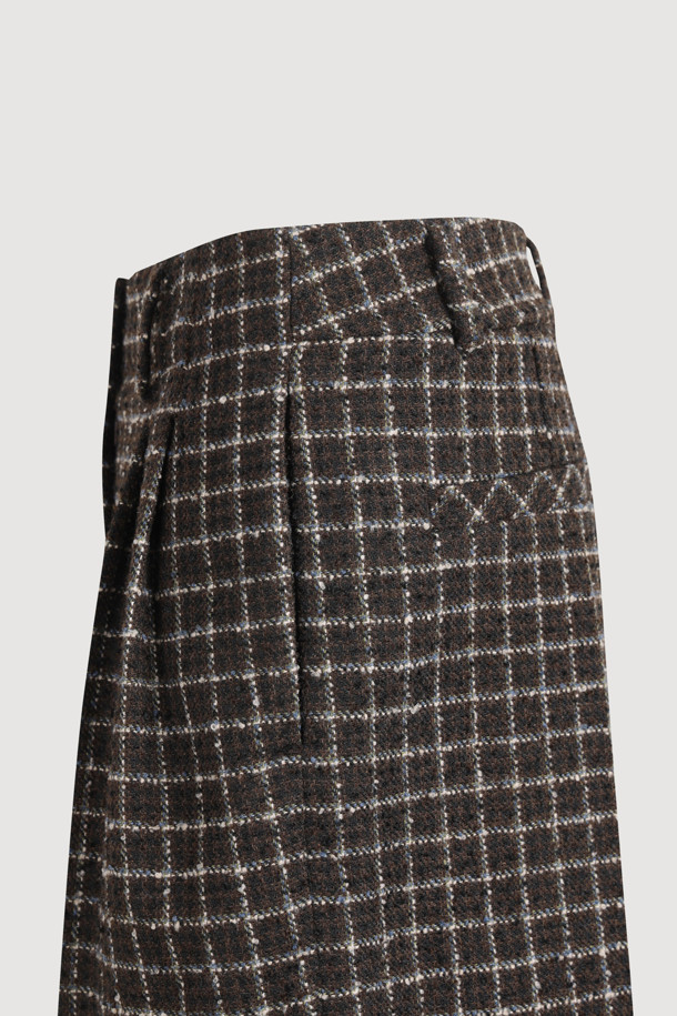 "턱 포인트 솔리드 쇼츠"는 봄, 여름 시즌에 어울리는 여성용 반바지입니다. 멀티 컬러 체크 패턴과 루즈핏으로 클래식하면서도 베이직한 스타일을 연출합니다. 울 소재로 제작되어 고급스러운 느낌을 주며, 허리 안쪽 배색과 뒤 포켓 레터링 자수가 돋보입니다. 앞 중심 지퍼, 턱 디테일이 있으며, 여유있는 핏으로 편안하게 착용 가능합니다. 데이트룩, 모임룩, 비즈니스 캐주얼에 적합하며, 미니멀하고 시크한 스타일을 완성합니다.
