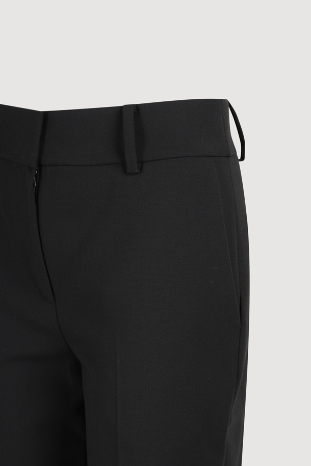 리본 포인트 카프리 쇼츠는 여성용 5부 기장의 슬림핏 버뮤다 숏 팬츠입니다. 일상룩, 데이트룩, 여행룩에 모두 잘 어울리는 캐주얼 스타일의 블랙 색상 반바지로, 사이드 슬릿과 앞 중심 지퍼 디테일이 특징입니다. 벨벳 리본으로 포인트를 주어 미니멀하면서도 클래식한 무드를 연출합니다. 봄, 여름 시즌에 시원하게 착용하기 좋으며, 다양한 상의와 매치하여 스타일리시한 룩을 완성할 수 있습니다.
