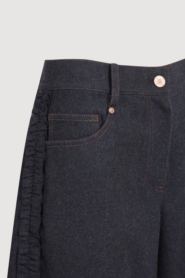 프릴 포인트 버뮤다 쇼츠 (네이비)는 여성 의류로, 캐주얼, 미니멀, 클래식 스타일을 선호하는 분들에게 적합합니다. 데이트룩, 여행룩에 어울리는 세미 A라인 핏의 반바지로, 울 소재 특유의 고급스러운 분위기를 연출합니다. 네이비 컬러에 프릴 디테일이 더해져 여성스러운 포인트를 주며, 앞 중심 지퍼로 편안하게 착용할 수 있습니다. 데님라이크 울 혼방 소재로 제작되었으며, 필링 및 이염에 주의하여 관리해야 합니다.
