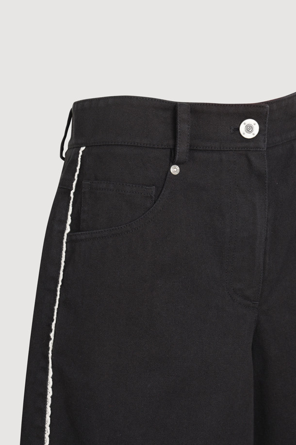 Tape Point 버뮤다 쇼츠 (black)는 편안하고 세련된 스타일을 연출하는 여성용 반바지입니다. 부드러운 면 소재로 제작되어 봄, 여름철에 시원하게 착용할 수 있으며, 캐주얼, 미니멀, 클래식 스타일을 모두 아우릅니다. 무지 디자인에 세미 A라인 핏으로 다리가 길어 보이는 효과를 주며, 앞 중심 지퍼와 양 사이드 레이스 테이프 디테일이 포인트입니다. 바이오 워싱 가공으로 부드러운 촉감을 선사하며, 산책룩과 여행룩에 모두 잘 어울립니다. 블랙 컬러로 어떤 상의와도 매치하기 용이하여 데일리룩으로 활용하기 좋습니다.
