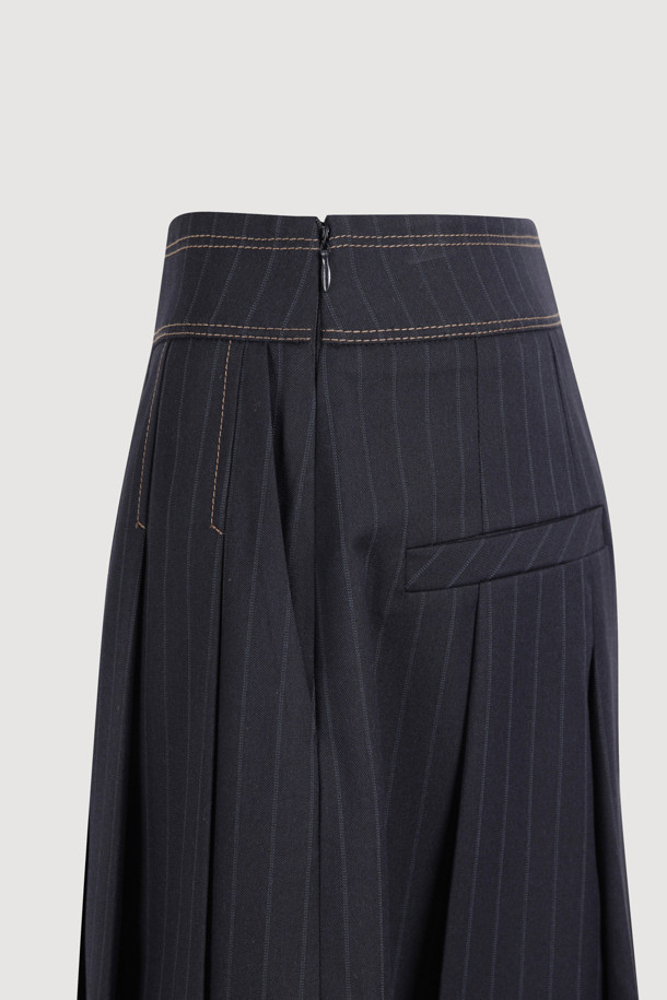 Color Mix 플리츠 쇼츠 (멀티 컬러)는 봄, 여름 시즌 우아하고 세련된 스타일을 연출하는 여성용 숏팬츠입니다. 멀티 컬러 스트라이프 패턴과 A라인 핏으로 경쾌하고 시원한 분위기를 자아냅니다. 휴가룩, 리조트룩, 바캉스룩에 적합하며, 클래식, 미니멀 스타일을 즐기는 분들께 추천합니다. 주름 디테일과 비죠 장식이 더해져 섬세함을 더했습니다. 세미 핏으로 편안하게 착용 가능하며, 일상에서도 멋스럽게 연출할 수 있습니다.
