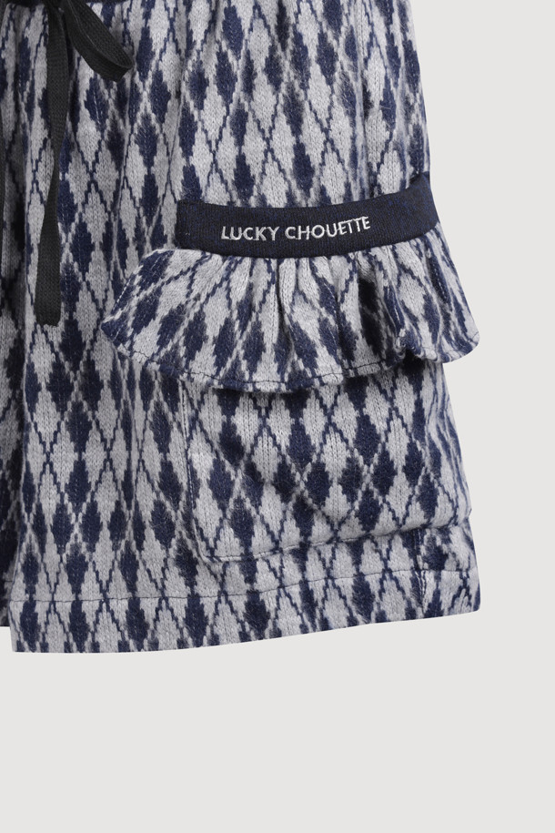 아르가일 밴딩 쇼츠 (네이비)는 부드러운 기모 소재와 루즈핏으로 편안한 착용감을 선사하는 여성 숏팬츠입니다. 캐주얼, 미니멀, 클래식 스타일을 아우르며, 집콕룩과 산책룩에 모두 잘 어울립니다. 허리 배색 디테일과 포켓 프릴 장식, 레터링 자수가 돋보이며, 아가일 패턴이 포인트를 더합니다. 두꺼운 두께감으로 겨울철에도 따뜻하게 입을 수 있으며, 밴딩 처리로 편안함을 더했습니다. 단, 필링에 주의하여 관리해야 합니다.
