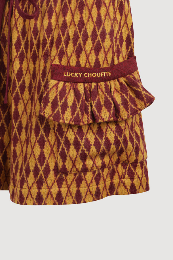 아르가일 밴딩 쇼츠(와인)는 포근한 기모 안감으로 따뜻함을 더한 여성용 반바지입니다. 캐주얼, 미니멀, 클래식 스타일을 아우르는 디자인으로, 집콕룩과 산책룩 모두에 잘 어울립니다. 와인 컬러에 아가일 패턴이 더해져 포근하고 부드러운 느낌을 주며, 루즈핏으로 편안한 착용감을 선사합니다. 허리 배색과 포켓 프릴 디테일, 레터링 자수 포인트가 돋보이며, 밴딩 처리로 편안함을 더했습니다. 겨울철, 스타일리시하고 따뜻하게 연출해보세요.
