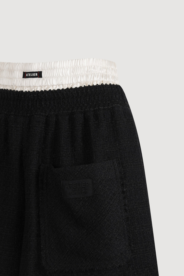 [Atelier] 오비 포인트 밴딩 트위드 쇼츠 (블랙)는 여성스러운 실루엣을 연출하는 숏팬츠입니다. 클래식하고 유니크한 스타일을 원하는 분들께 추천하며, 봄, 여름 시즌에 착용하기 좋습니다. 세미 A라인 핏과 중간 두께감의 트위드 소재로 제작되어 편안하면서도 고급스러운 분위기를 자아냅니다. 이중 오비 디테일과 앞 포켓, 아틀리에 자수 및 라벨 디테일이 섬세함을 더합니다. 데이트룩, 카페룩, 모임룩 등 다양한 TPO에 활용하여 클래식, 미니멀, 시크한 스타일을 완성해보세요.
