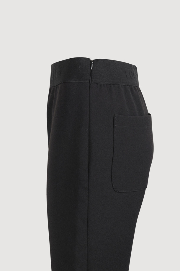 [Atelier] 바이커 밴딩 쇼츠 (블랙)는 여성들을 위한 일상복으로, 여름철 시원하게 착용할 수 있는 숏 기장의 바이커 쇼츠입니다. 부드러운 스판덱스 소재로 제작되어 슬림핏을 연출하며, 허리 밴딩과 밑단 턱 디테일, 옆라인 지퍼 디테일로 편안함과 스타일을 동시에 잡았습니다. 허리 레터링 포인트가 특징이며, 캐주얼, 스트릿, 스포티한 스타일을 모두 소화할 수 있습니다. 동네 마실룩, 피트니스룩, 바캉스룩 등 다양한 TPO에 레이어드하여 개성 있는 연출이 가능합니다.
