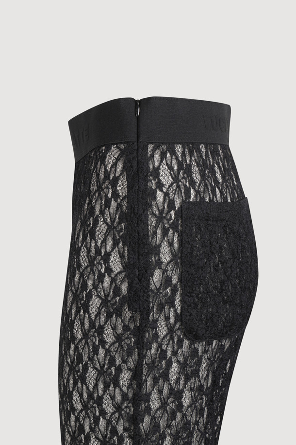 [Atelier] 바이커 밴딩 쇼츠 (멀티 컬러)는 유니크하고 캐주얼한 스타일을 연출해주는 무릎 기장의 슬림핏 숏팬츠입니다. 옆라인 지퍼 디테일과 허리 레터링, 밑단 턱 디테일이 특징이며, 신축성 있는 소재와 레이스 소재가 사용되어 편안한 착용감을 제공합니다. 밴딩 처리로 더욱 활동적이며, 레이어드하여 다양한 스타일을 연출할 수 있습니다. 일상, 동네 마실룩, 휴가룩 등 다양한 TPO에 활용하기 좋은 아이템입니다. 멀티 컬러 디자인으로 개성 있는 스타일을 완성해 보세요.
